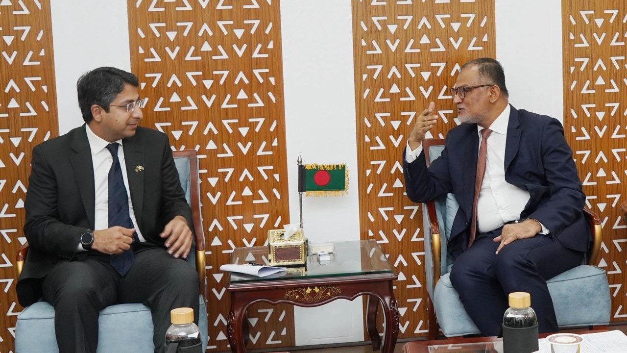 বাণিজ্য উপদেষ্টার সাথে পাকিস্তানের প্রধানমন্ত্রীর বাণিজ্য বিষয়ক কোঅর্ডিনেটরের সাক্ষাৎ